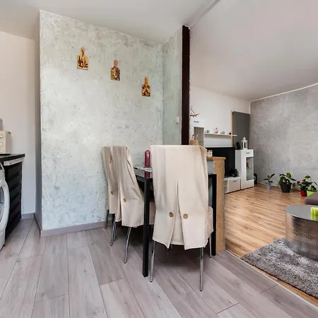 1900 Apartment *